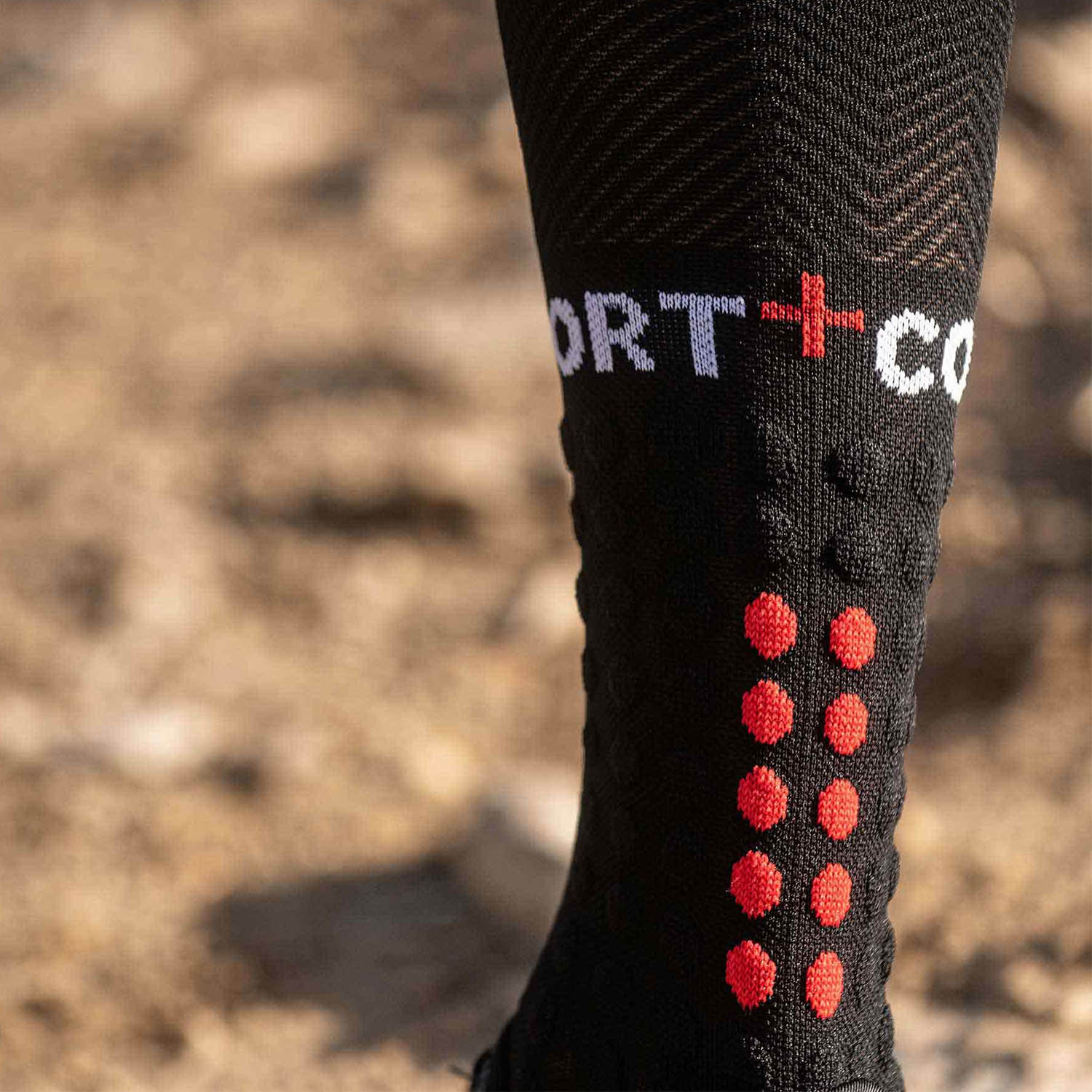 https://www.misterrunning.com/images/2019-media/compressport-full-run-calze-da-running-black-su00004b-990_D.jpg