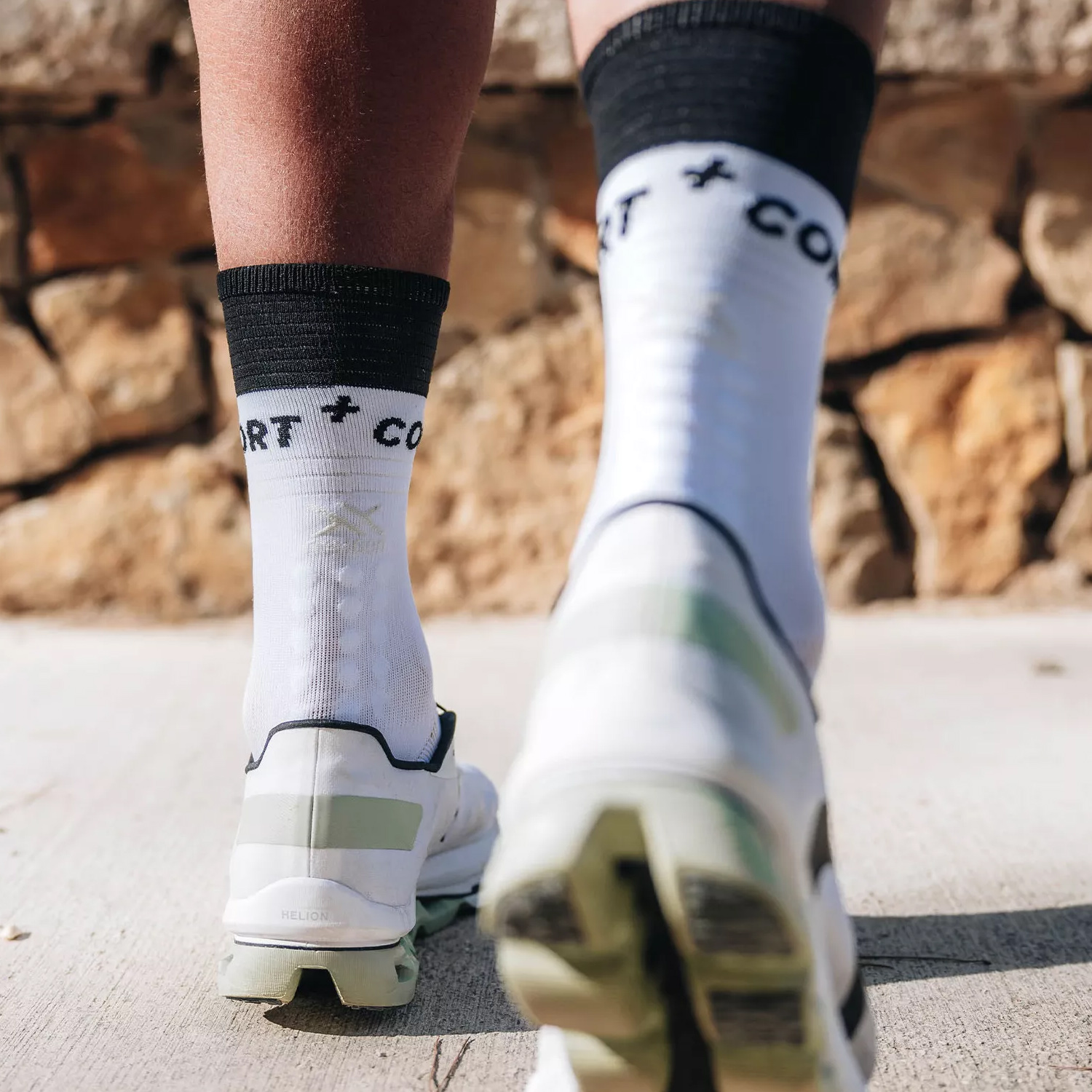 Compressport Mid Compression V2.0 Socks - White/Black