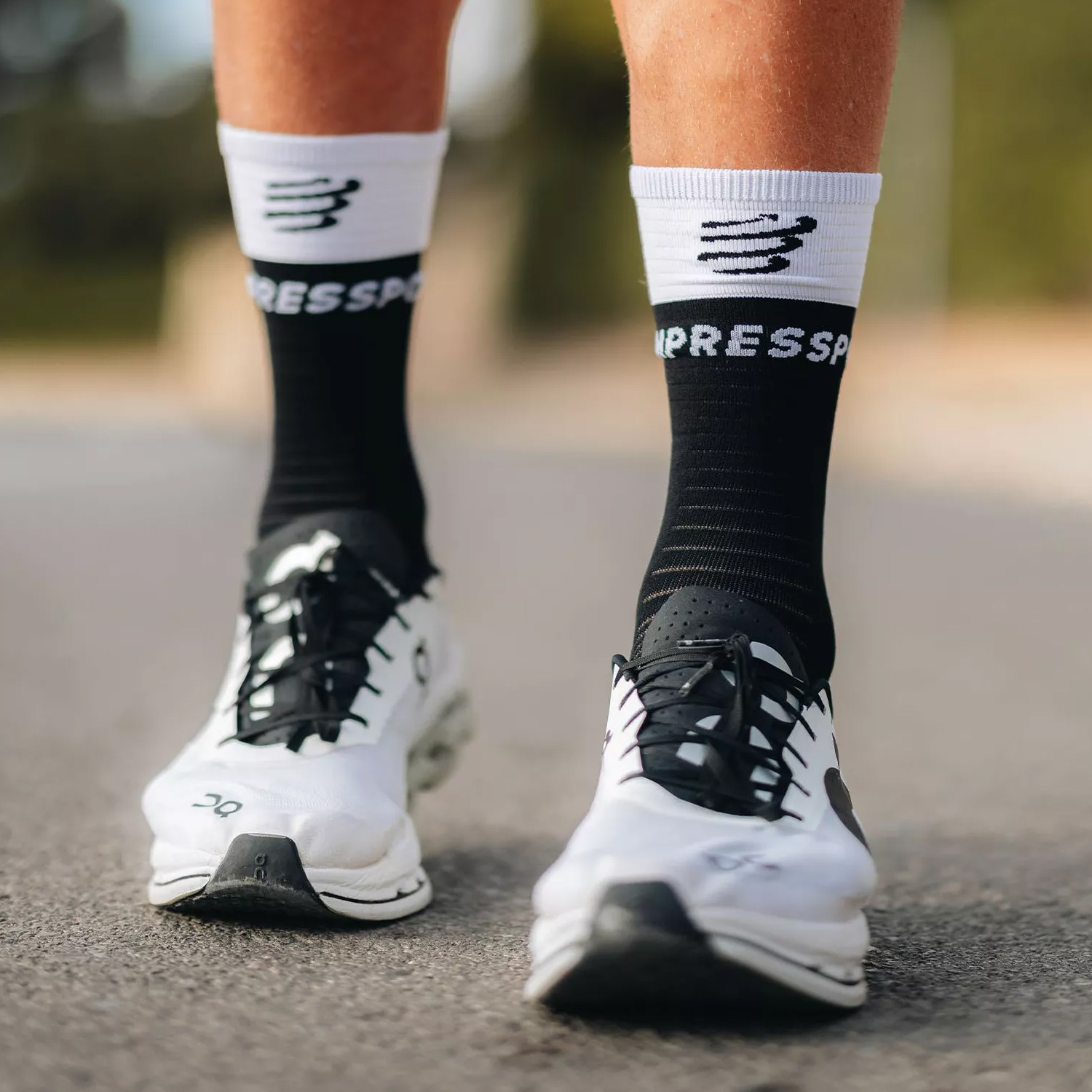 Compressport Mid Compression V2.0 Calze - Black/White