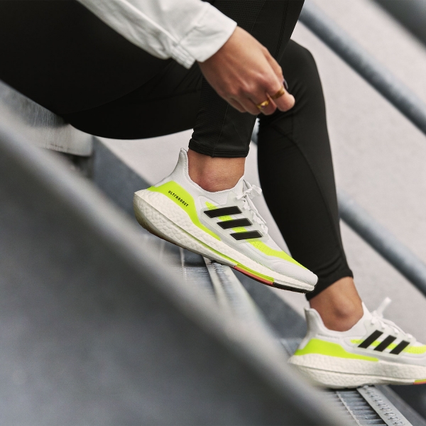 adidas Ultraboost 21 - Ftwr White/Core Black/Solar Yellow