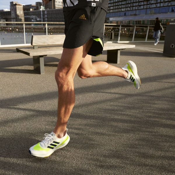 adidas Ultraboost 21 - Ftwr White/Core Black/Solar Yellow