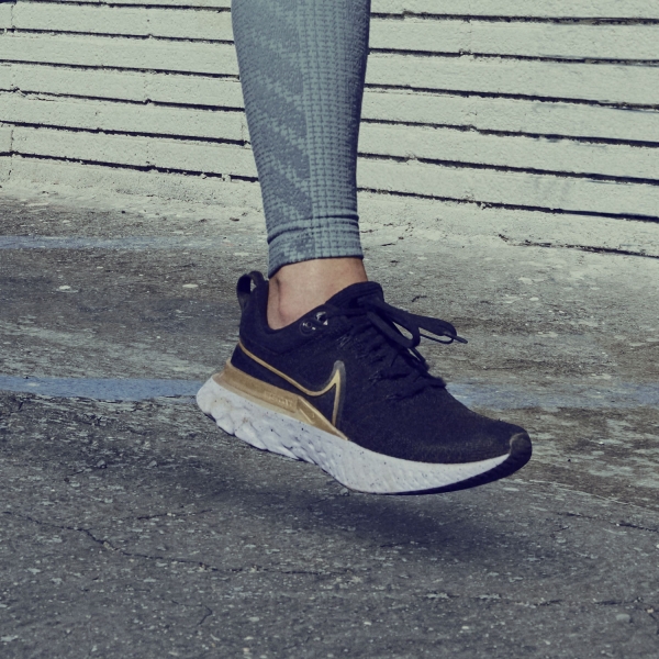 Nike React Infinity Run Flyknit 2 - Black/Metallic Gold/Ghost/Dark Smoke Grey