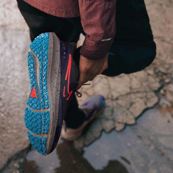 Nike Air Zoom Pegasus 39 Shield - Medium Ash/Bright Crimson/Khaki