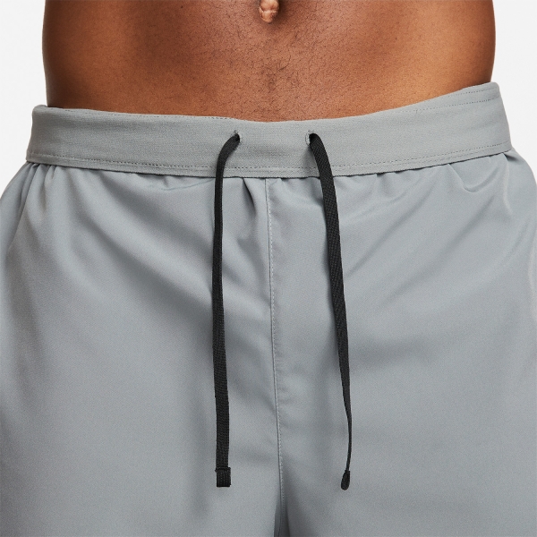 Nike Challenger Logo 7in Shorts - Smoke Grey/Reflective Silver