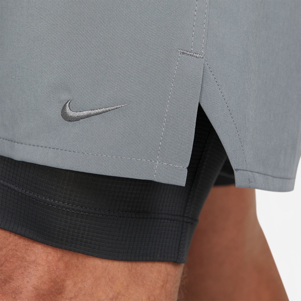 Nike Dri-FIT Unlined Fitness 2 in 1 7in Pantaloncini - Smoke Grey/Dark Smoke Grey