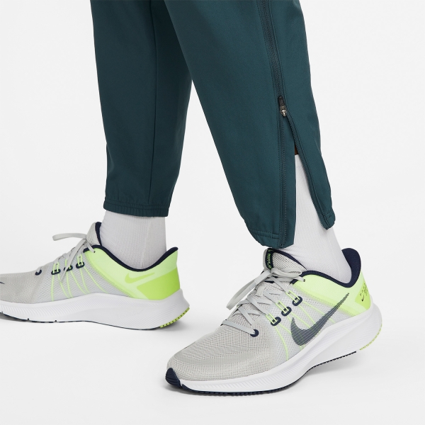 Nike Dri-FIT Challenger Woven Pantaloni - Faded Spruce/Reflective Silver