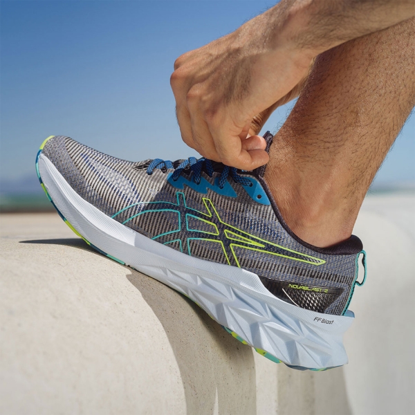 Asics Novablast 2 L.E. - Black/Hazard Green