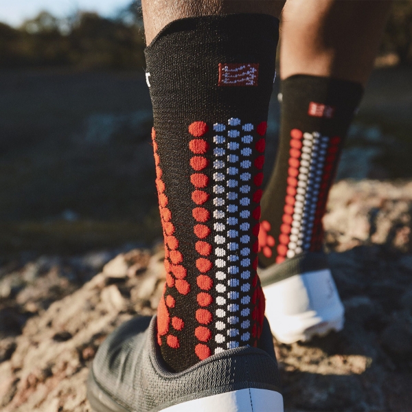 Compressport Pro Racing V4.0 Trail Calcetines - Black/Red