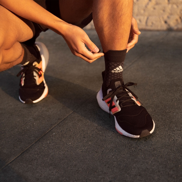 adidas Ultraboost 22 - Core Black/Turbo Flash Orange