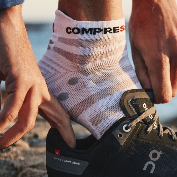 Compressport Pro Racing V4.0 Ultralight Logo Calze - White/Alloy