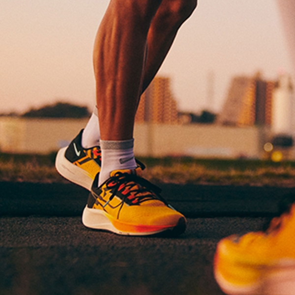 Nike Air Zoom Pegasus 38 - University Gold/Black/Orange