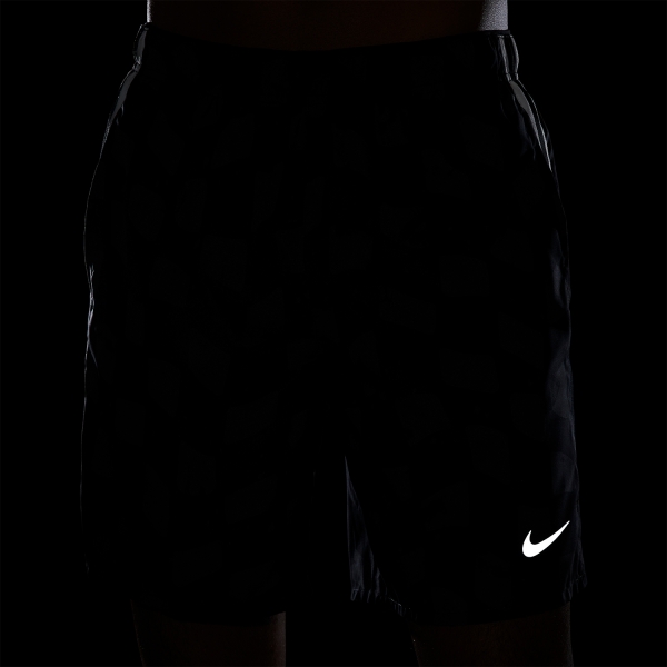 Nike Dri-FIT Challenger Graphic 7in Shorts - Black/Reflective Silver