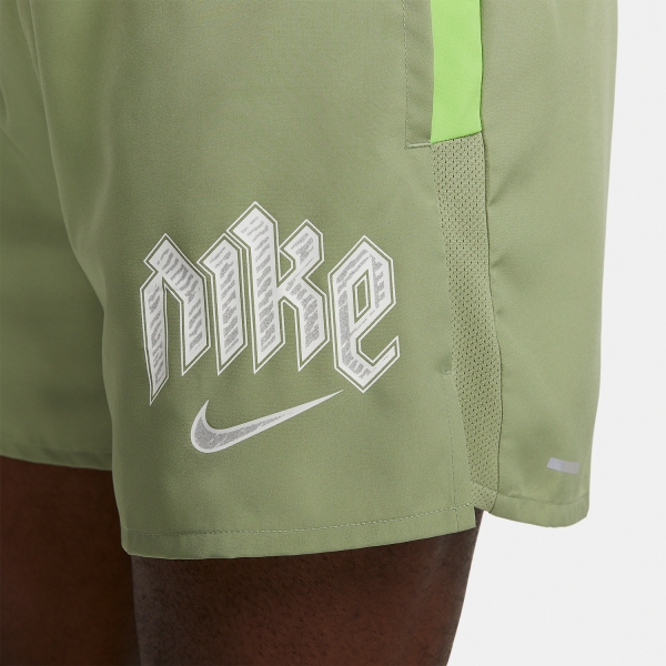 Nike Dri-FIT Run Division Challenger 5in Pantaloncini - Oil Green/Action Green/Reflective Silver