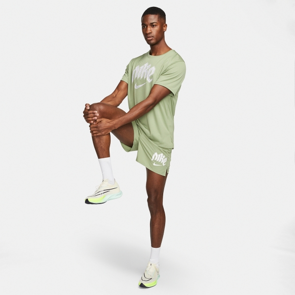 Nike Dri-FIT Run Division Challenger 5in Pantaloncini - Oil Green/Action Green/Reflective Silver