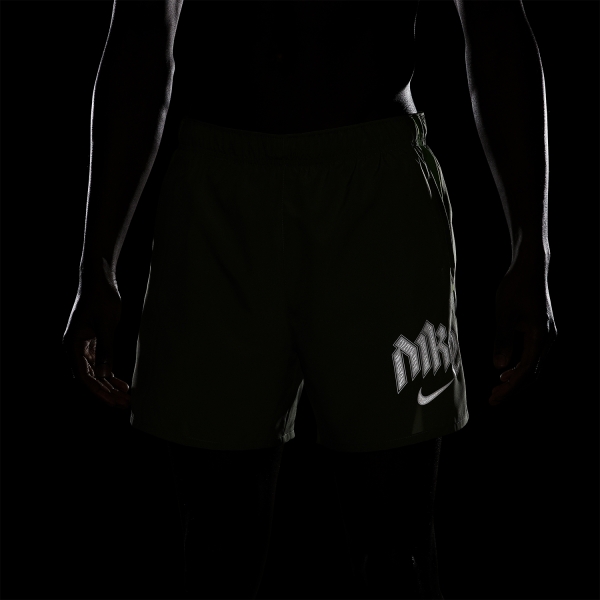 Nike Dri-FIT Run Division Challenger 5in Pantaloncini - Oil Green/Action Green/Reflective Silver