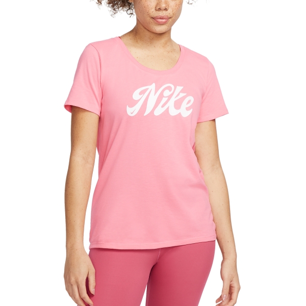 Camisetas Fitness y Training Mujer Nike DriFIT Script Camiseta  Coral Chalk/White FD2986611