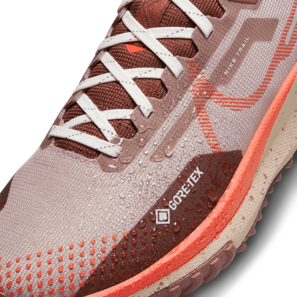Nike React Pegasus Trail 4 GTX - Diffused Taupe/Picante Red/Dark Pony