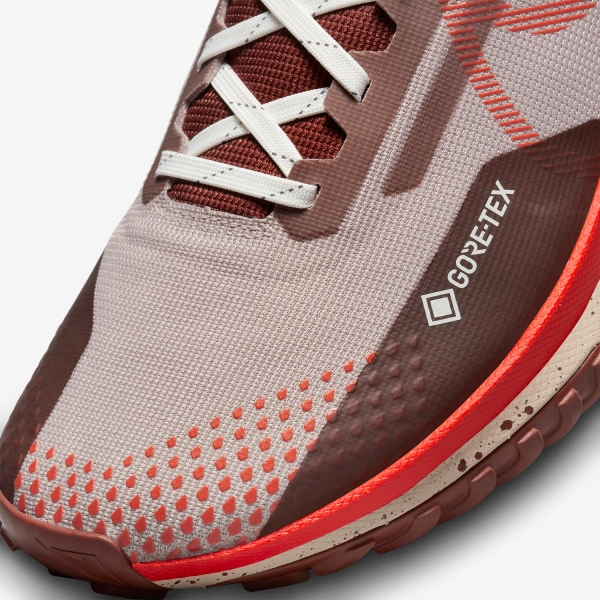 Nike React Pegasus Trail 4 GTX - Diffused Taupe/Picante Red/Dark Pony