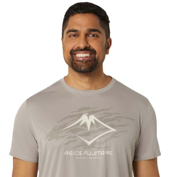 Asics Fujitrail Logo Camiseta - Moonrock/Mantle Green/Oatmeal
