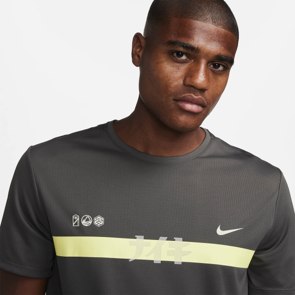 Nike Dri-FIT UV Miler Ekiden T-Shirt - Medium Ash/Luminous Green/Light Bone
