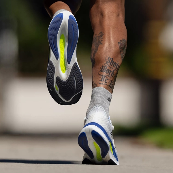 New Balance Fuelcell Propel v4 - White/Marine Blue/Thirty Watt