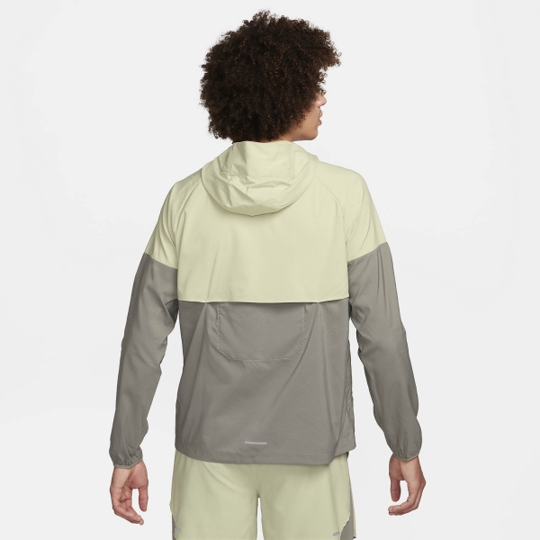 Nike Light Windrunner Chaqueta - Olive Aura/Dark Stucco/Reflective Silver