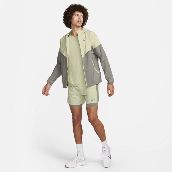 Nike Light Windrunner Chaqueta - Olive Aura/Dark Stucco/Reflective Silver