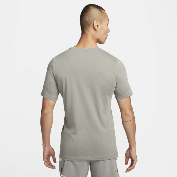 Nike Dri-FIT Trail Logo Camiseta - Dark Stucco