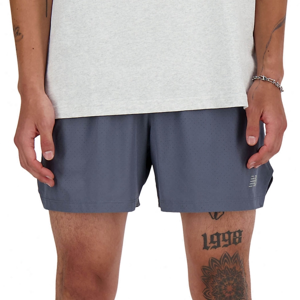 Pantalone cortos Running Hombre New Balance Run Specialist 5in Shorts  Graphite MS41286GT
