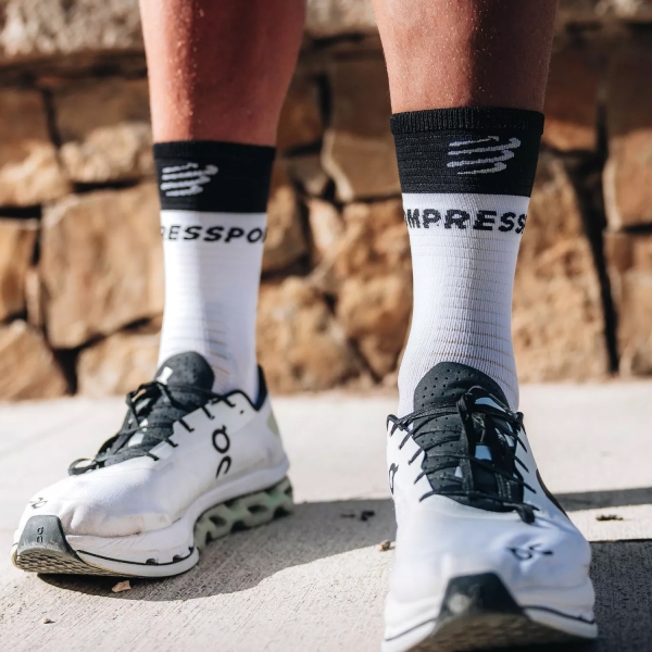 Compressport Mid Compression V2.0 Calze - White/Black