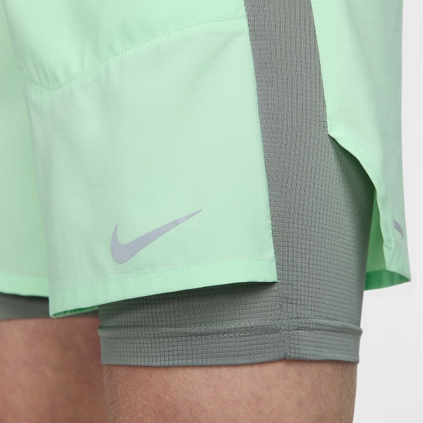 Nike Dri-FIT Stride Hybrid 2 in 1 5in Pantaloncini - Vapor Green/Dark Stucco/Reflective Silver