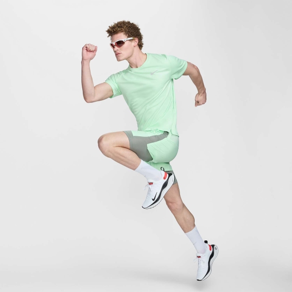 Nike Dri-FIT Stride Hybrid 2 in 1 5in Pantaloncini - Vapor Green/Dark Stucco/Reflective Silver