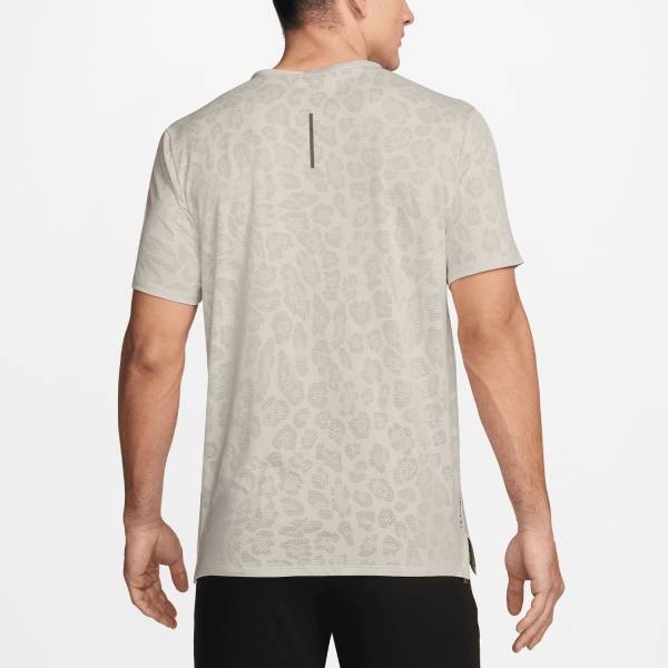 Nike Rise 365 Run Division Maglietta - Light Bone