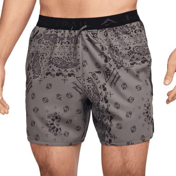Nike Dri-FIT Graphic 6in Pantaloncini - Cave Stone/Black