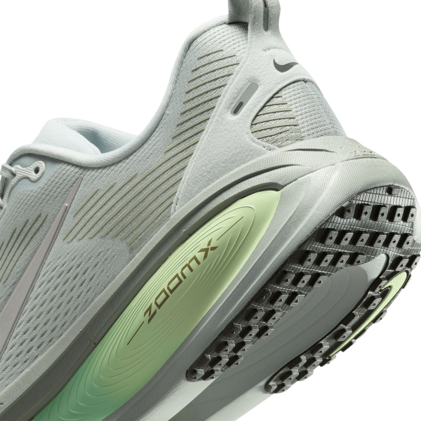 Nike Vomero 18 - Light Silver/College Grey/Barely Volt