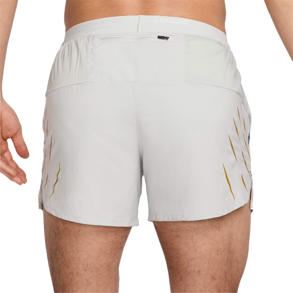 Nike Dri-FIT Stride X Jakob 5in Pantaloncini - Light Silver/Metallic Gold