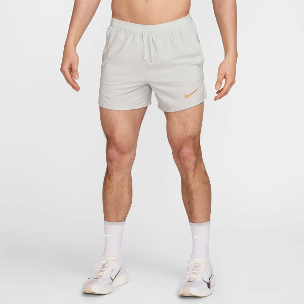 Nike Dri-FIT Stride X Jakob 5in Pantaloncini - Light Silver/Metallic Gold