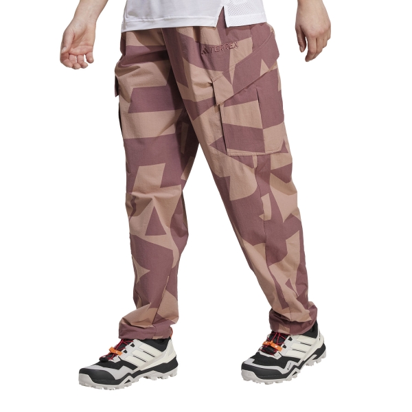 Shorts e Pantaloni Outdoor Donna adidas Terrex Xploric Cargo Printed Pantaloni  Burgundy/Warm Clay/Preloved Fig/Preloved Crimson JE9430