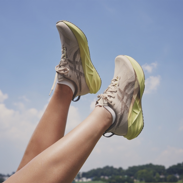 Asics Novablast 5 - Mineral Beige/Taupe Grey
