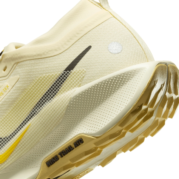 Nike ReactX Pegasus Trail 5 GTX - Alabaster/Medium Ash/Saturn Gold