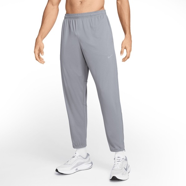 Pantaloni e Tights Running Uomo Nike DriFIT Challenger Pantaloni  Smoke Grey/Reflective Silver HJ3590084