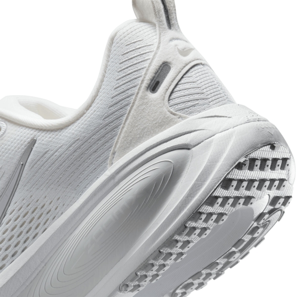 Nike Vomero 18 - White/Metallic Silver/Photon Dust