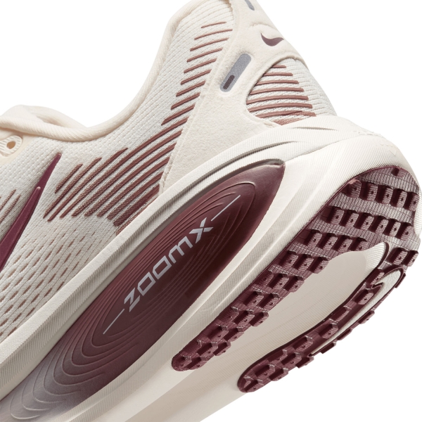 Nike Vomero 18 - Pale Ivory/Dark Team Red/Red Sepia