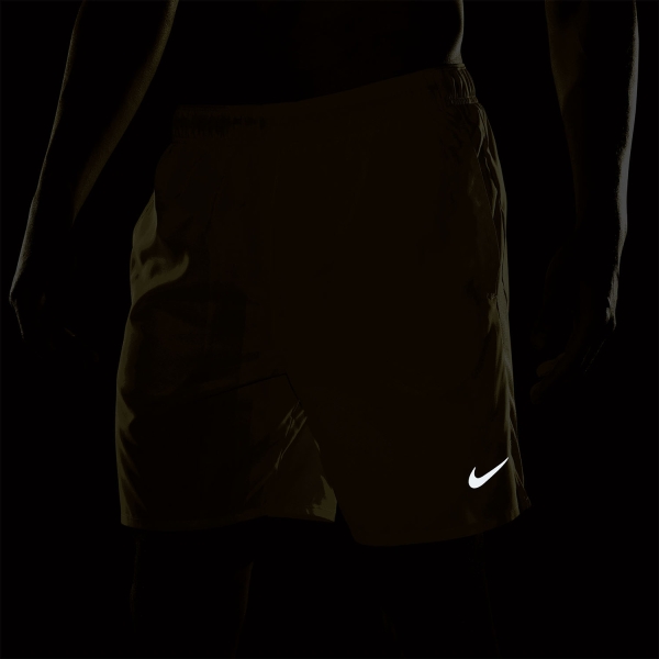 Nike Challenger Logo 7in Shorts - Lightening/Reflective Silver