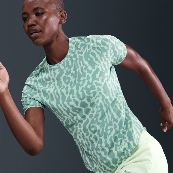Nike Swift Graphic Camiseta - Mint Foam/Cannon/Reflective Silver