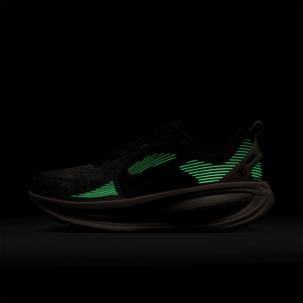 Nike Vomero 18 SE - Oatmeal/Black/Anthracite/Volt