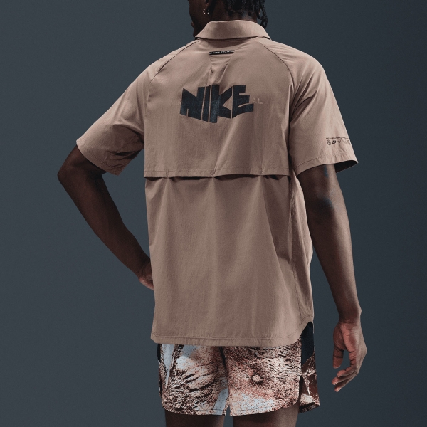 Nike Dri-FIT UV Logo Camiseta - Mink Brown