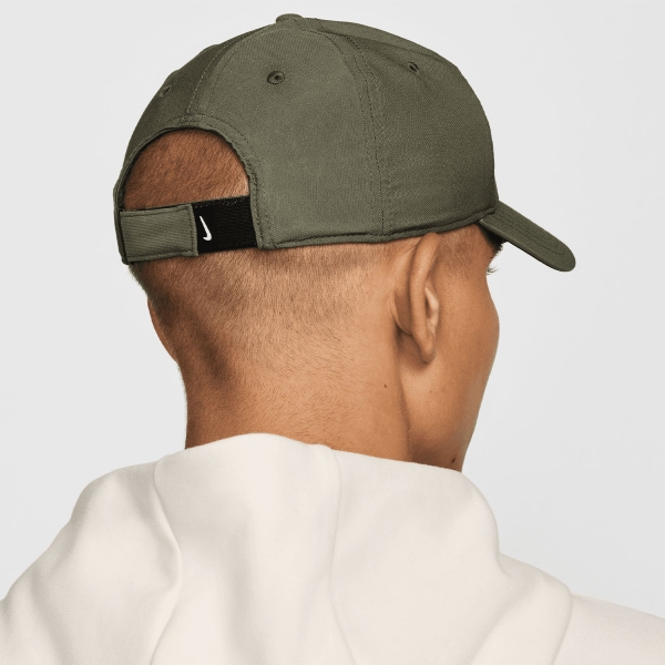 Nike Dri-FIT Club Logo Cappello - Medium Olive/White