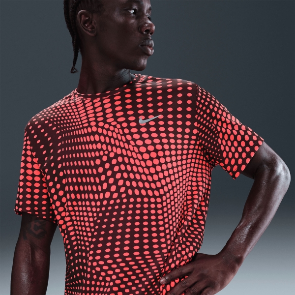 Nike Miler Graphic Maglietta - Burgundy Crush/Reflective Silver