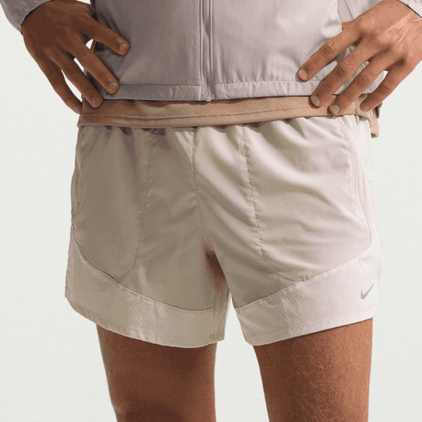 Pantaloncino Running Uomo Nike Stride Plus 5in Pantaloncini  Cream Ii/Birch/Natural/Reflective Silver IF2016236